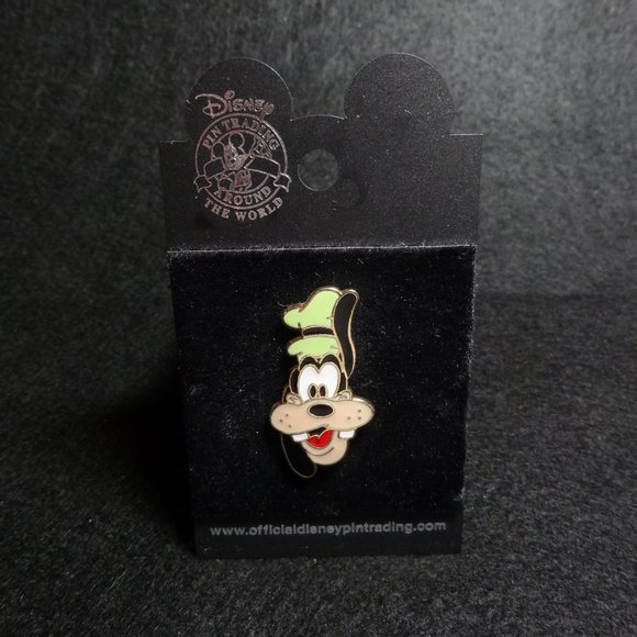 Disney ~ GOOFY HEAD Pin ~ on Original Card ~ NEW - Picture 1 of 2